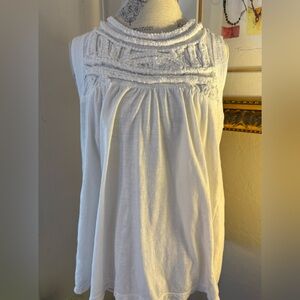 Anthro  Akemi + Kin White Sleeveless Top. Size Large